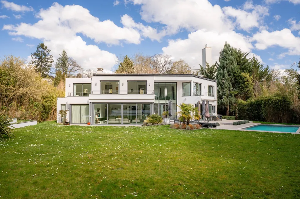 Extérieur - Propriété Architecturale avec Piscine à Garches