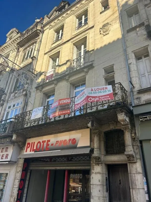 Extérieur - Appartement Rénové avec Balcon en Centre-Ville