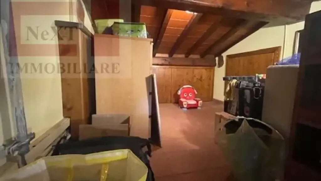Garage - 3-Bedroom Apartment in Quiet Centre, Rignano
