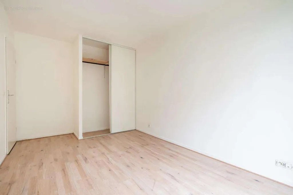 Rooms - 2-Bedroom Apartment with Balcony in Le Raincy