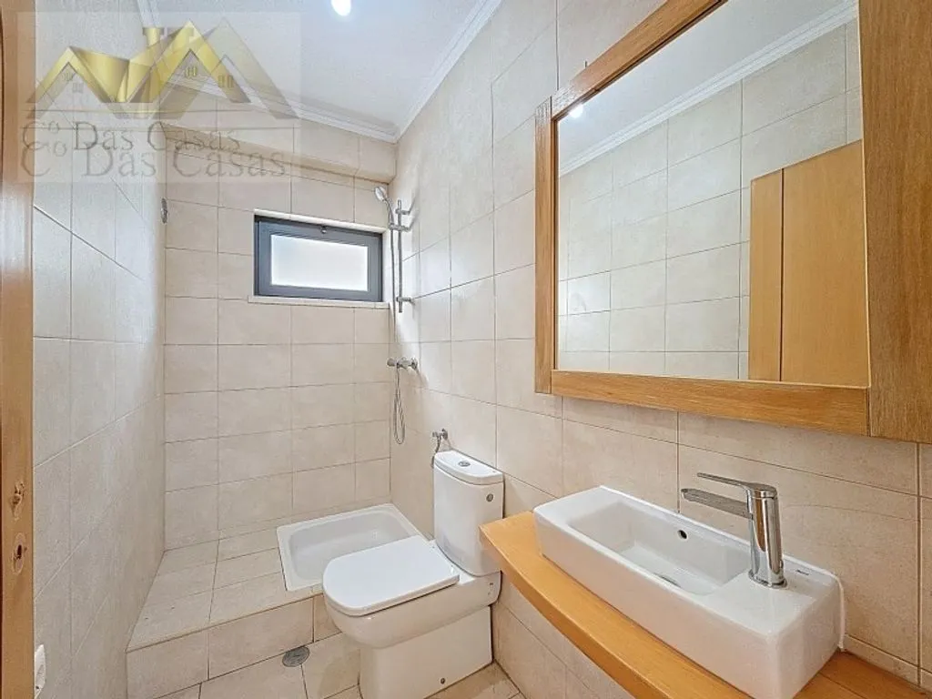 Bathrooms - Modern House in Final Renovation in Almada