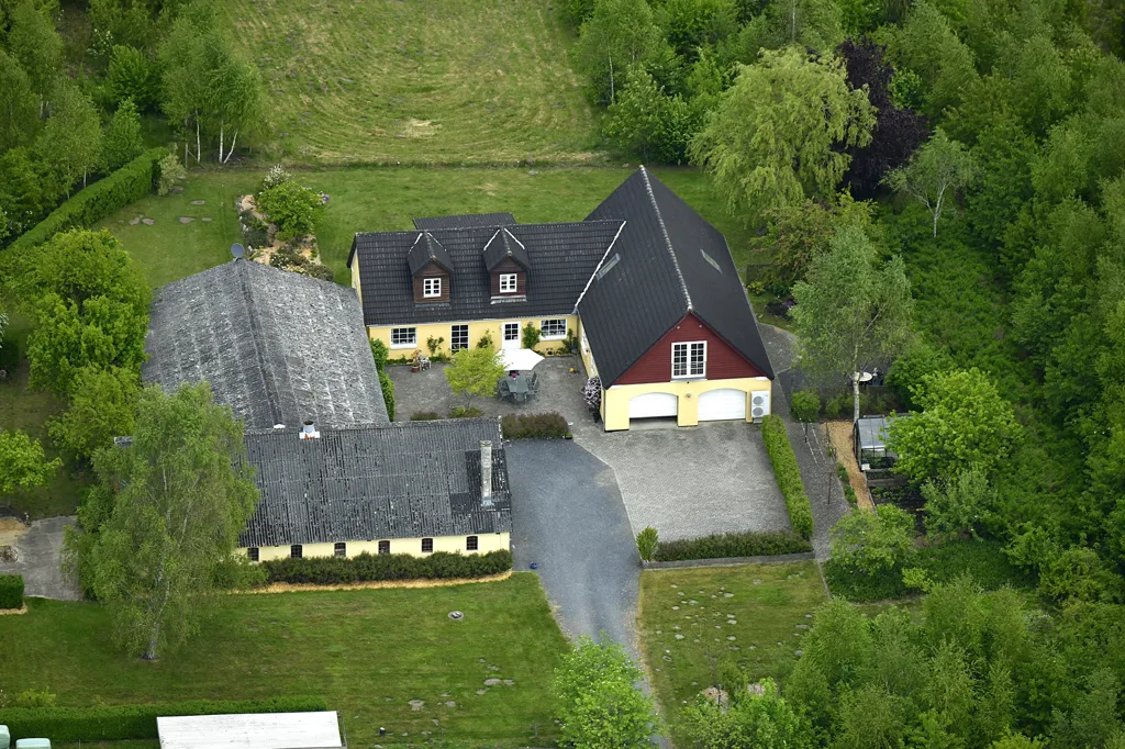 Vista aérea - House with Business Potential and Large Garden by Alling Å