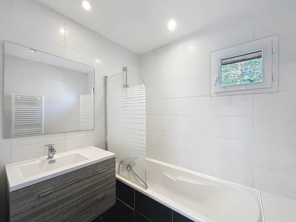 Vannitoad - Spacious T5 Duplex with Terrace in Grenoble