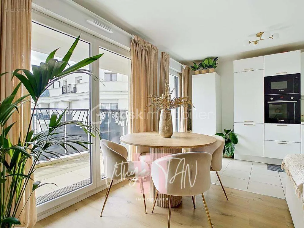 Sala da pranzo - 4-Bedroom Flat with Balcony in Chessy Centre