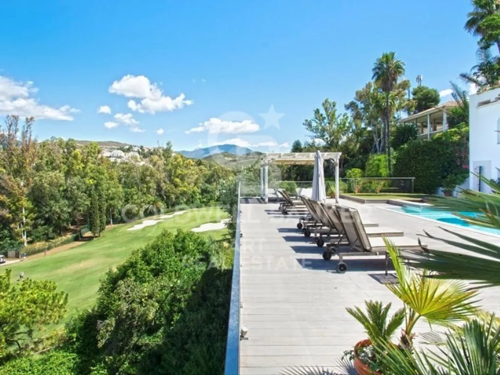 Piscine - Luxury Villa with Golf Course Views in Marbella