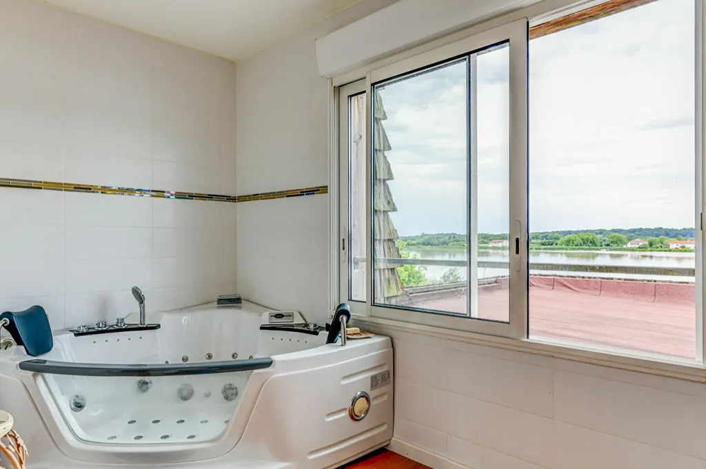 Bagni - Architectural Villa with River View in Lahonce