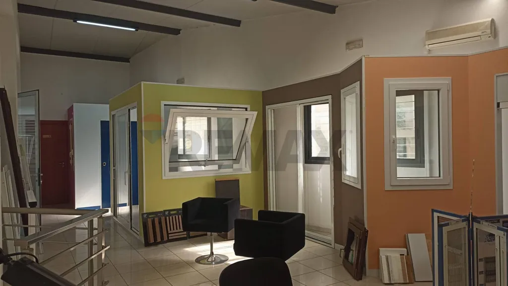 Bureau - Industrial Warehouse with Solar Rent in Comiso