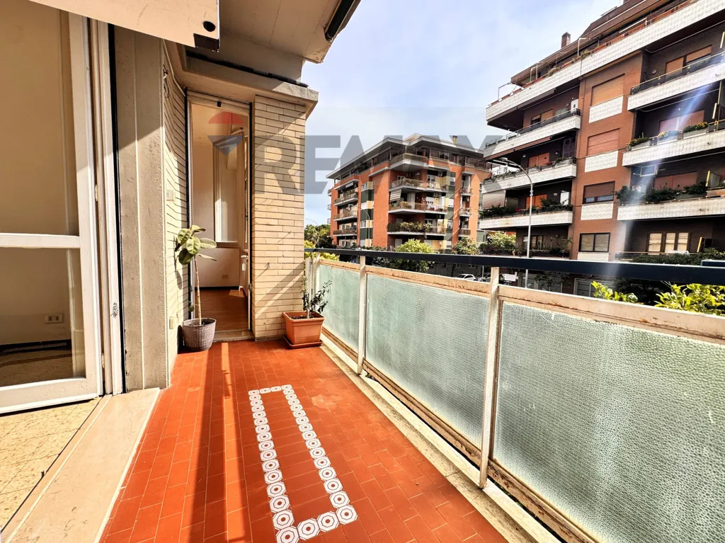 Balcone - Spacious Apartment with Parking in Ostia Ponente
