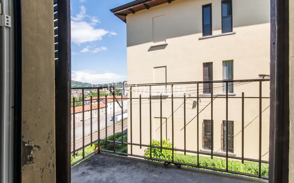 Rõdu - Trilocale with Balconies in Como