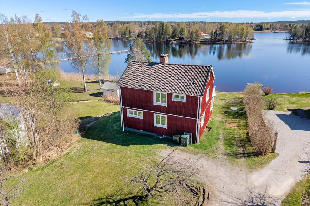 Õhuvaade - Villa with Lakefront in Söderbärke