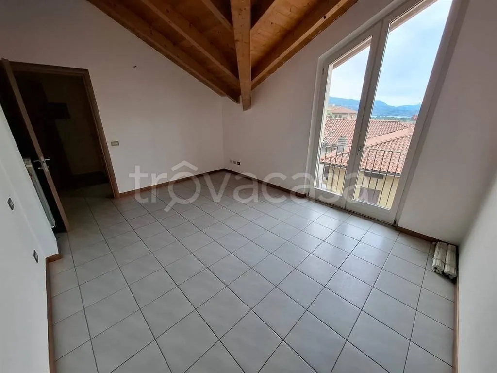 Pièces - Mansarded Apartment with Parking in Civate