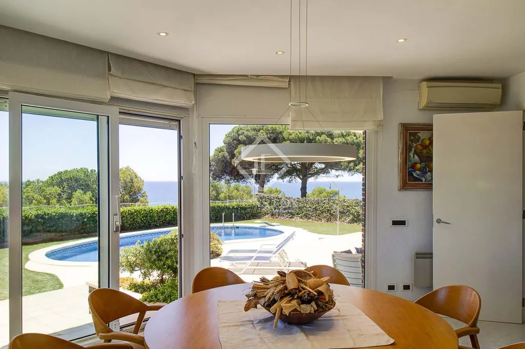 Söögituba - House with Sea View and Pool in Torredembarra