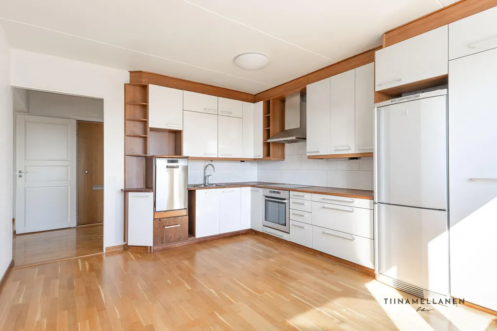 Köök - Spacious Corner Apartment with Balcony in Canal Area