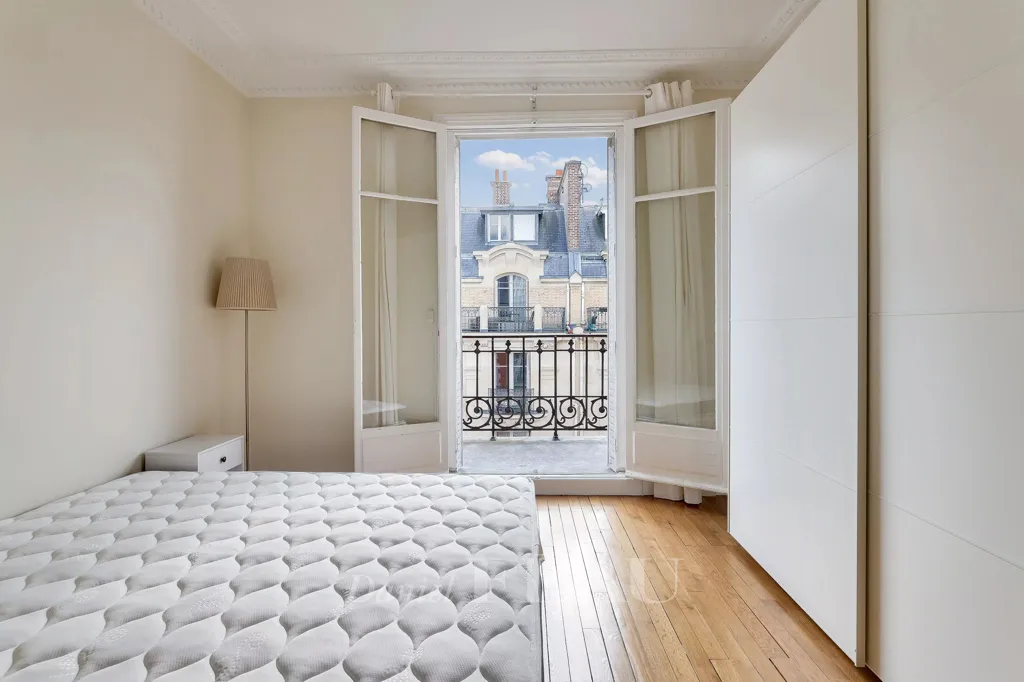 Bedrooms - Luxury Apartment with Balcony in Paris 16th