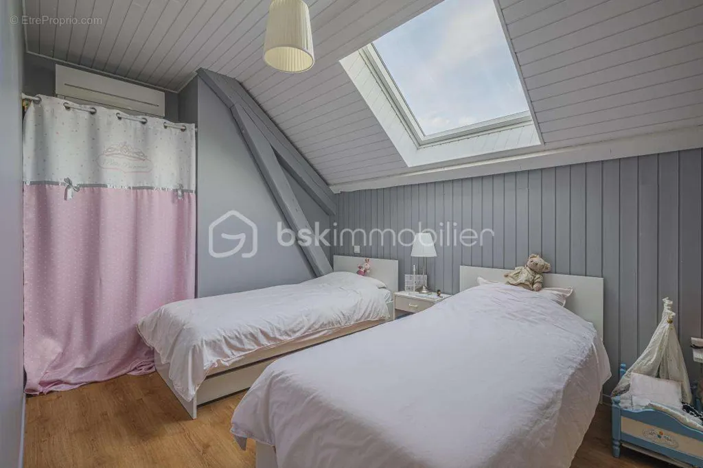 Chambres - Villa avec Piscine et Garage à Poisat