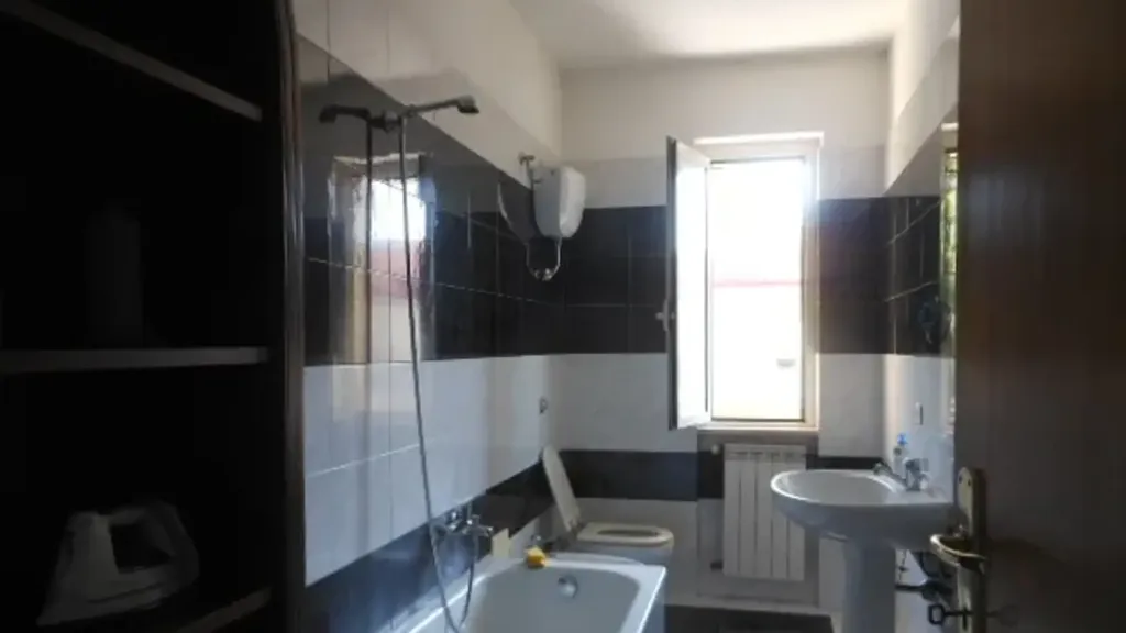 Salles de bain - Semi-detached Villa in Private Park, Taverna Zarone