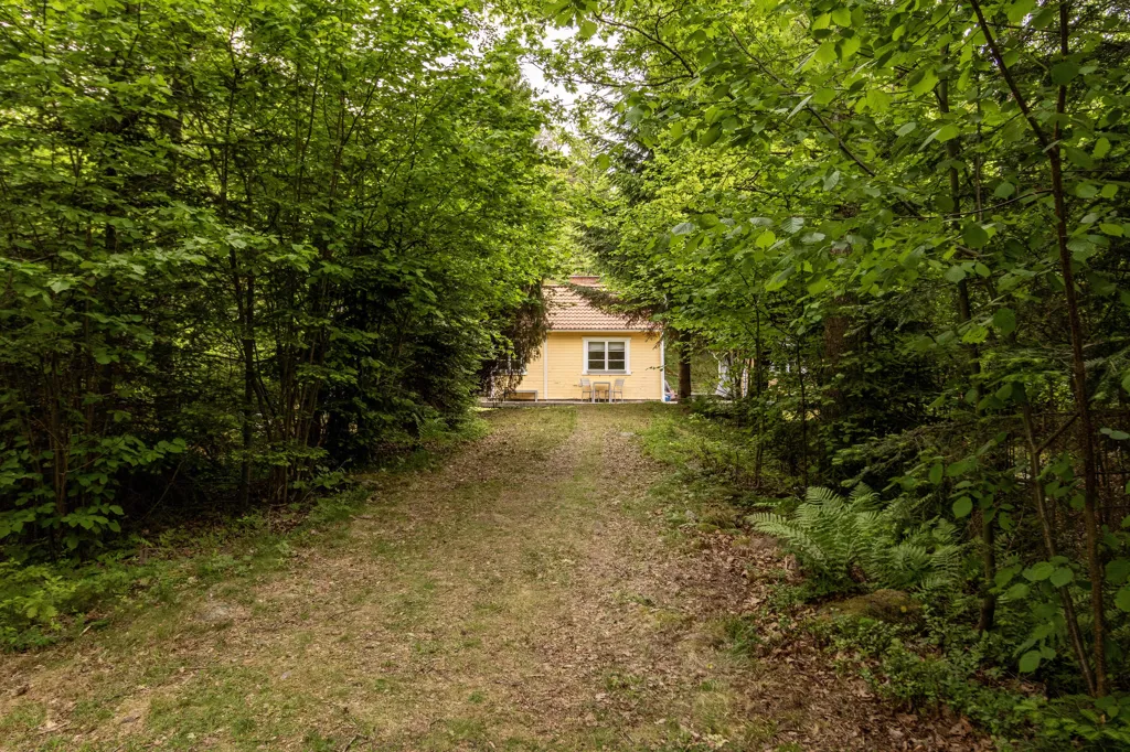 Esterno - Charming Cottage with Forest Glade in Ängsholmen