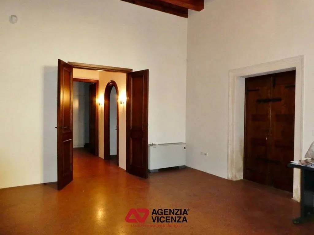 Entrée - Historic Office with Elevator in Vicenza