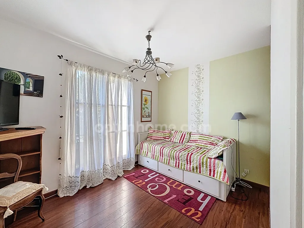 Schlafzimmer - House with Garden in Mery-sur-Oise