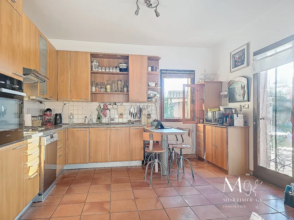 Cuisine - Villa avec Vue Panoramique et Piscine à Nice Ouest