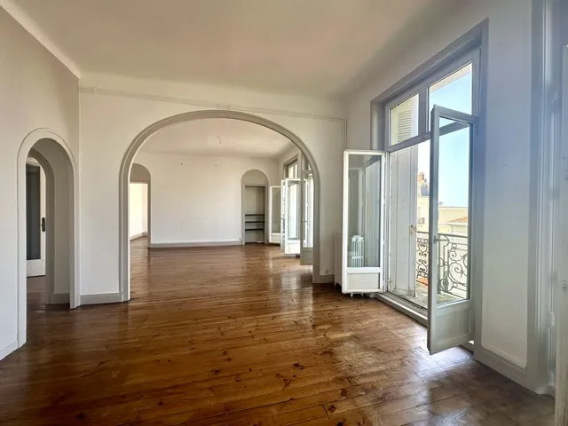 Elutuba - Bourgeois Flat with Balconies in Biarritz Centre