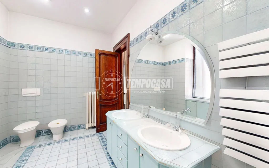 Bathrooms - Signorile Apartment with Four Balconies in Crocetta