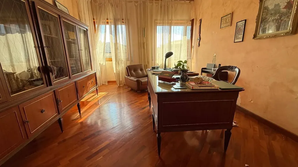 Bureau - Spacious Apartment with Balconies in Caserta