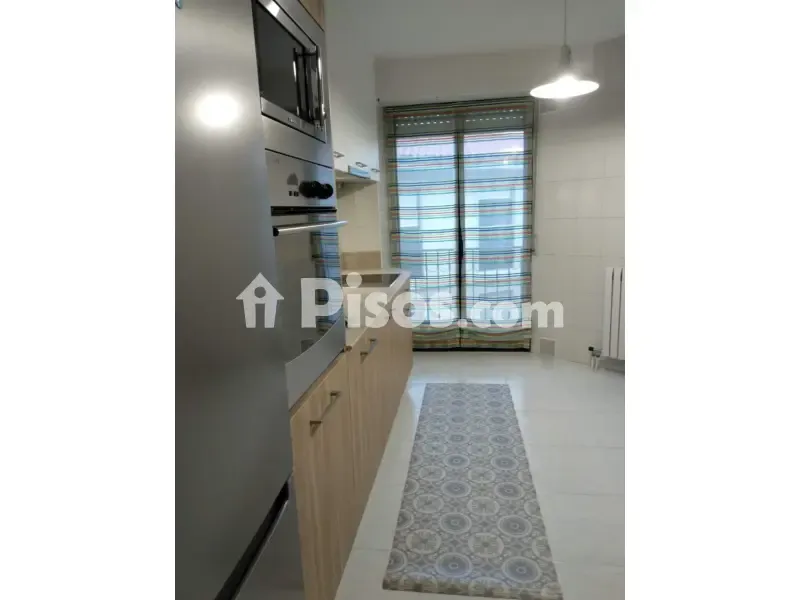 Kitchen - Spacious Apartment with Balcony in Plaza Mayor Area