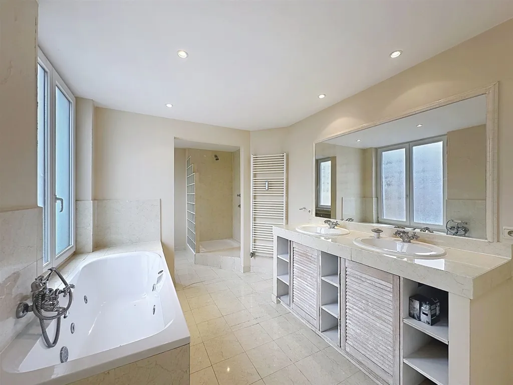 Vannitoad - 5-Bedroom House with South Terrace in Châtelain