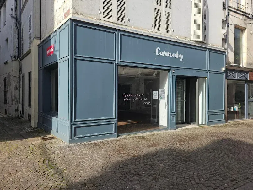 Extérieur - Locaux Professionnels avec Magasin à Cognac