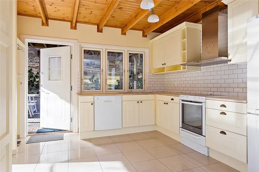 Cuisine - Charming House with Balcony in Huddinge