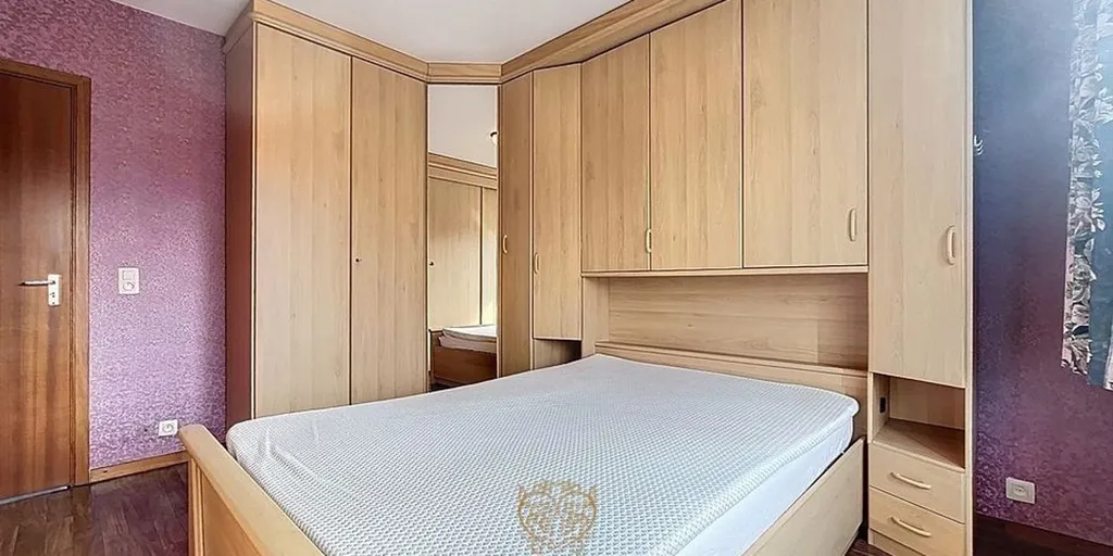 Bedrooms - Renovatable Apartment with Garage in Niel