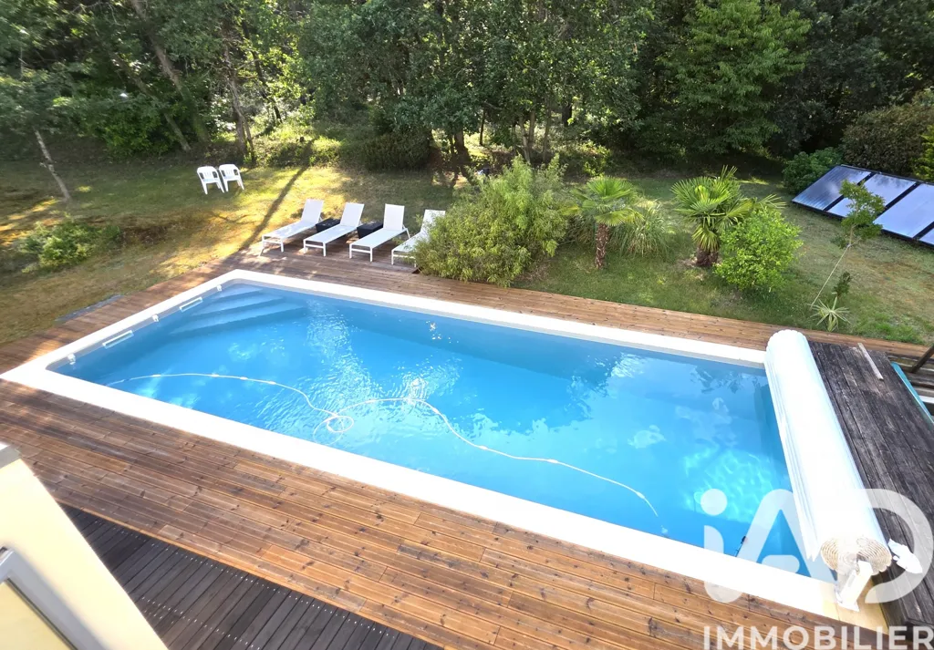 Õhuvaade - Architectural House with Pool near Guécelard