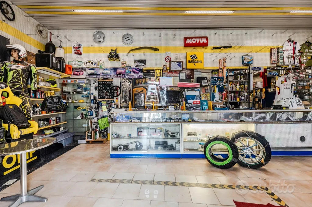 Garage - Commercial Space with Vitrine in Quartu Sant'Elena