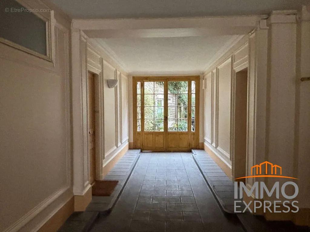 Entrée - Appartement 2 Pièces avec Ascenseur à Paris-5e