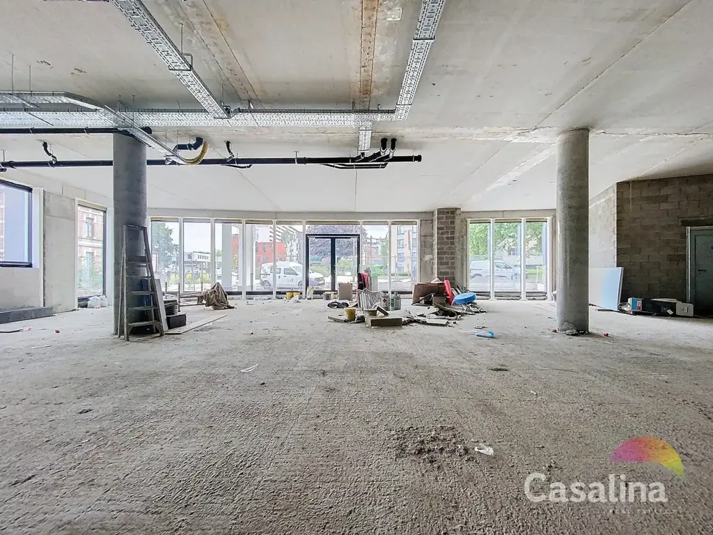 Stanze - Corner Retail Unit in Evere