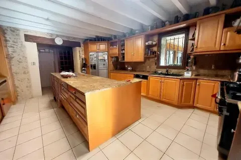 Cuisine - Maison de Plain-Pied avec Piscine et Terrain d'1 Hectare