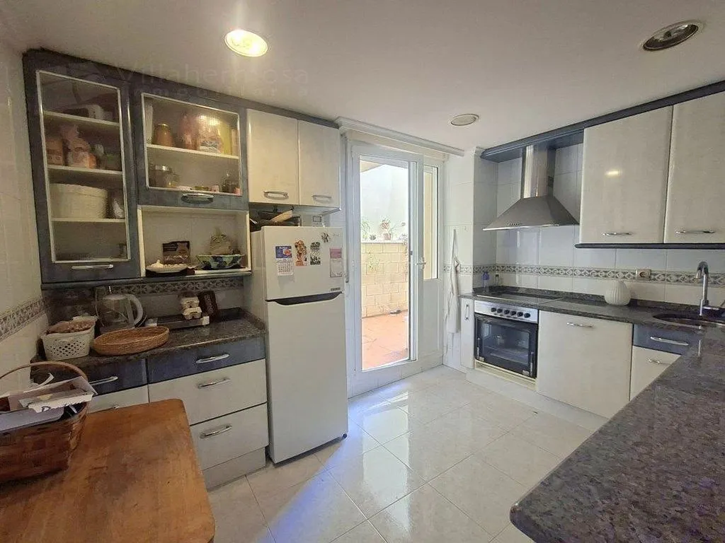 Köök - Spacious Apartment with Balconies in Central Location