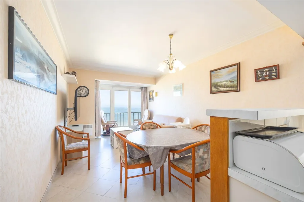 Dining Room - Apartment with Sea View on Zeedijk