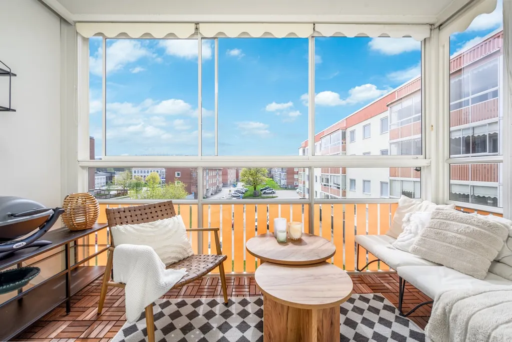 Balcon - Modernised Flat with Glass Balcony in Central Location