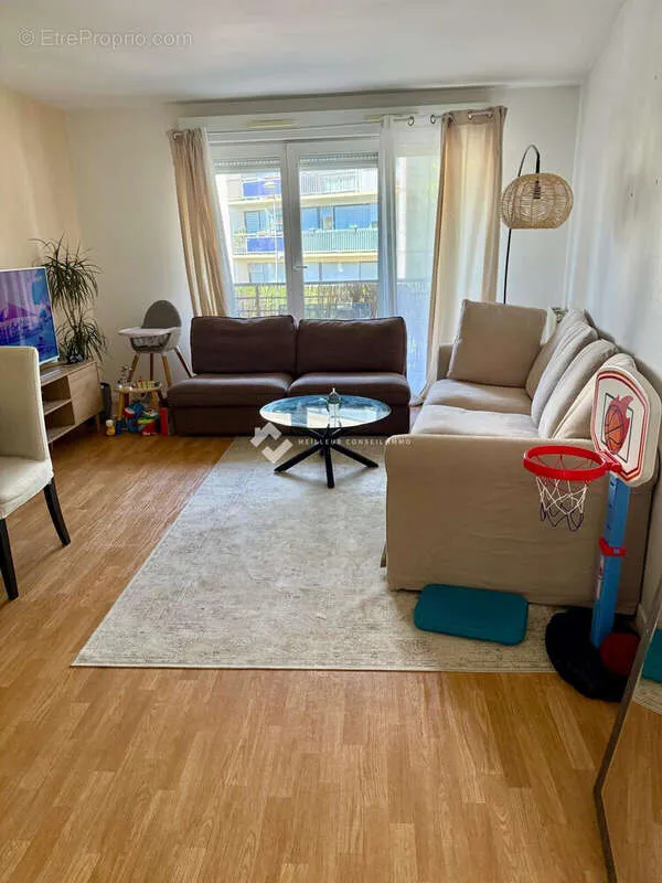 Elutuba - 3-Bed Apartment with Terrace in Torcy