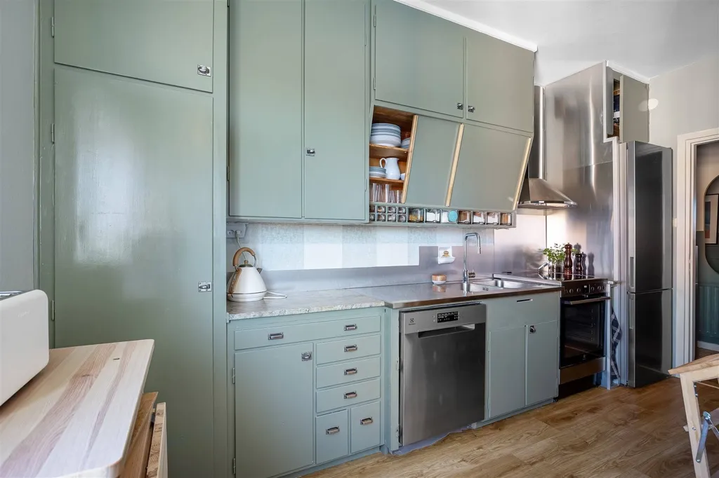 Köök - Charming 2nd Floor Flat with South-Facing Balcony in Uppsala