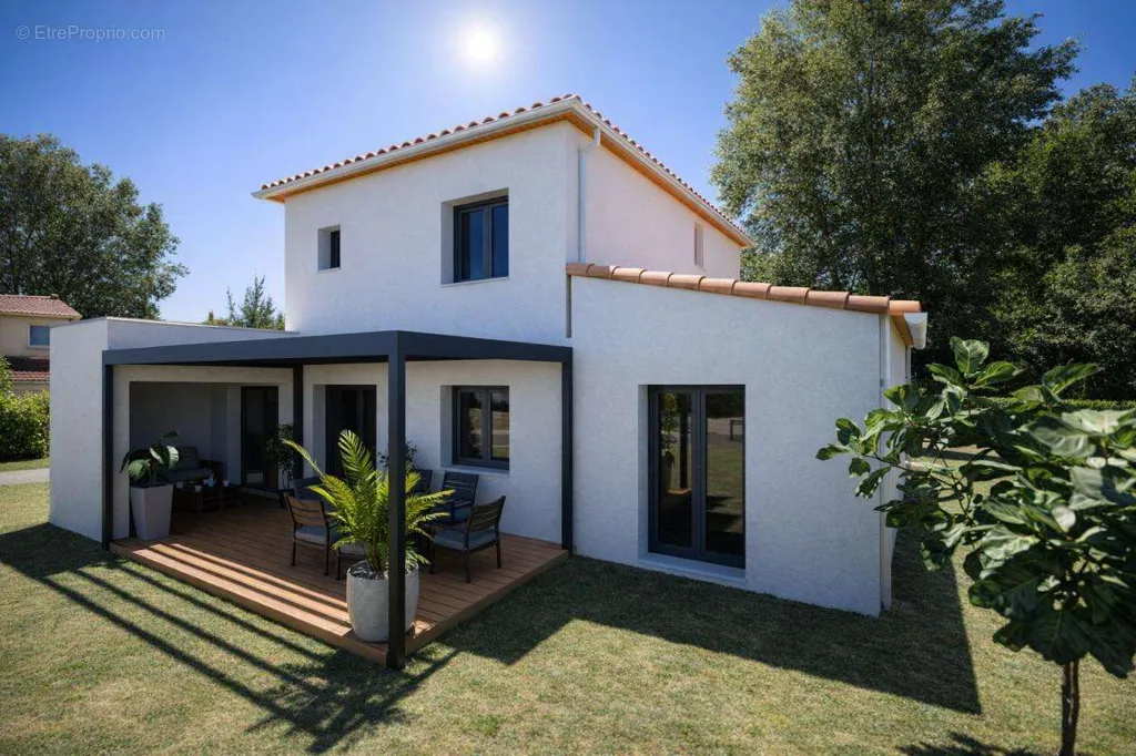 Extérieur - Terrain Constructible avec Piscine Intérieure à Revel