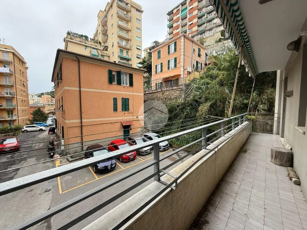Rõdu - Spacious Flat with Balcony in Genoa