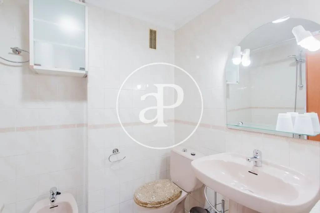 Vannitoad - Furnished Flat with Balcony in Mestalla, Valencia