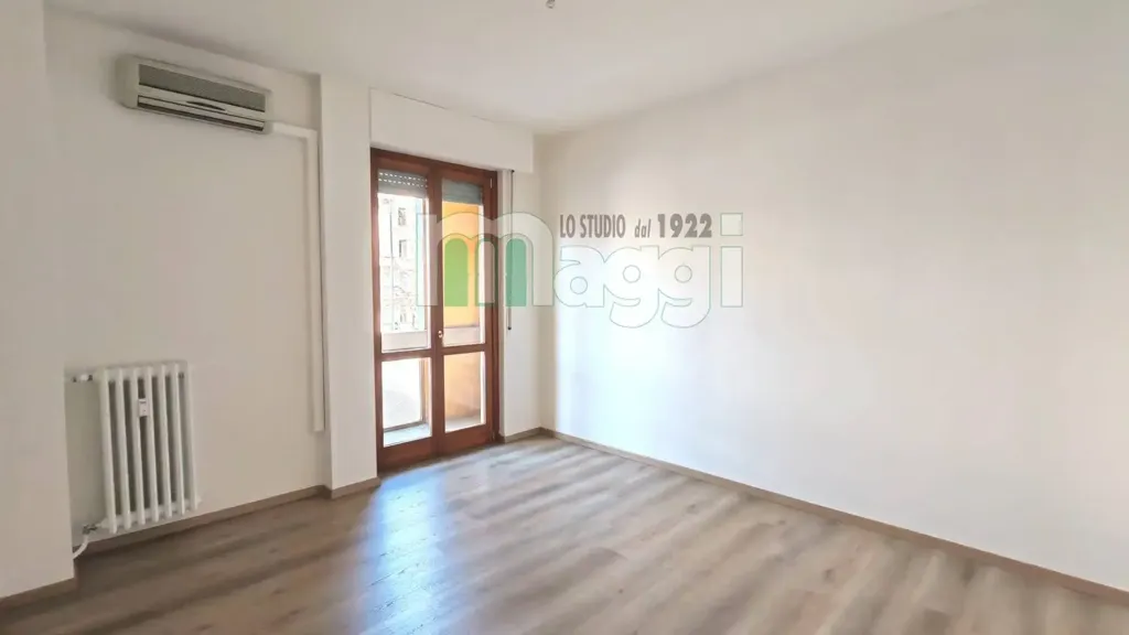 Toad - Rustic-Style Trilocale with Balcony in Milan