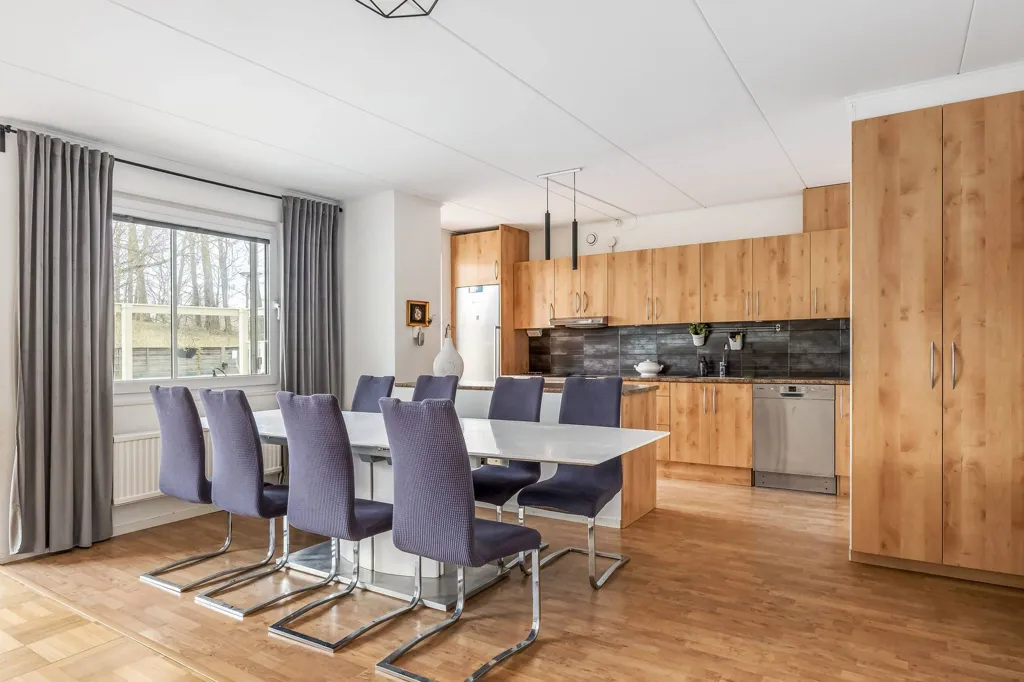 Salle à manger - Four-Room Apartment with Balcony in Högaholm