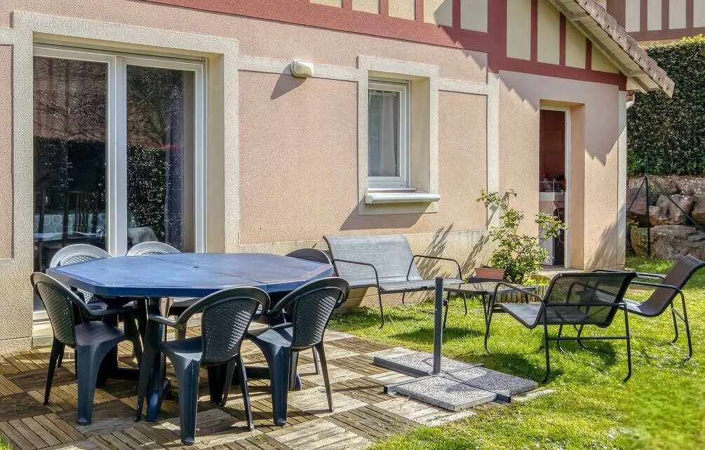 Terrace - 5-Bedroom House with Garden in Quiet Area