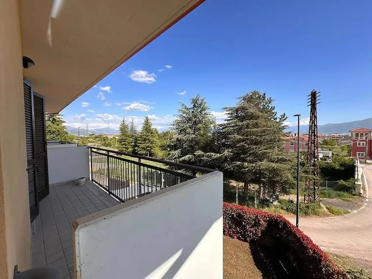 Rõdu - Twin-Storey Apartment with Balcony in Avezzano