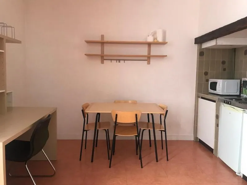 Salle à manger - Studio Meublé avec Parking à Poitiers
